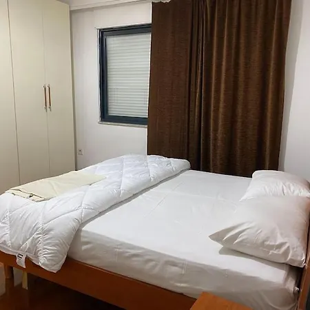 Downtown 2 Bedroom Ac Wifi * 티라나