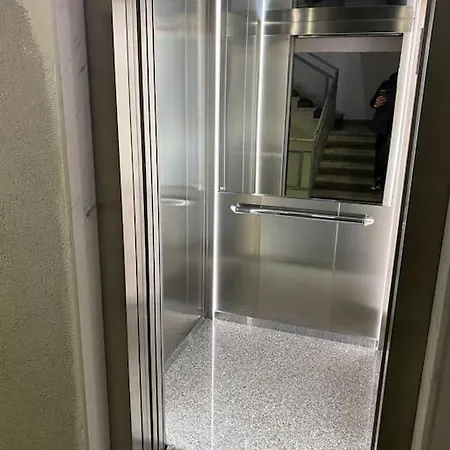 Downtown 2 Bedroom Ac Wifi 티라나