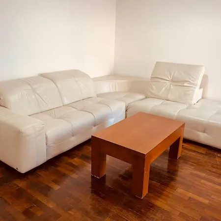 Downtown 2 Bedroom Ac Wifi 티라나